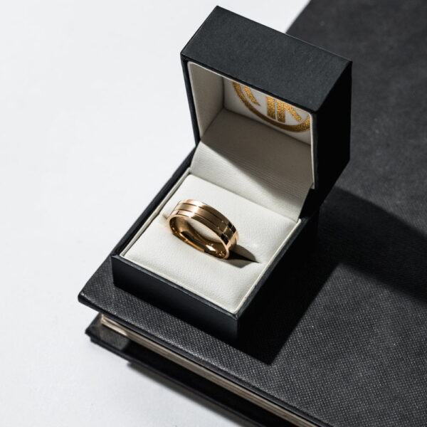 leniflashes_sourcedstyling_mensringsonly-530s9a5327_crop